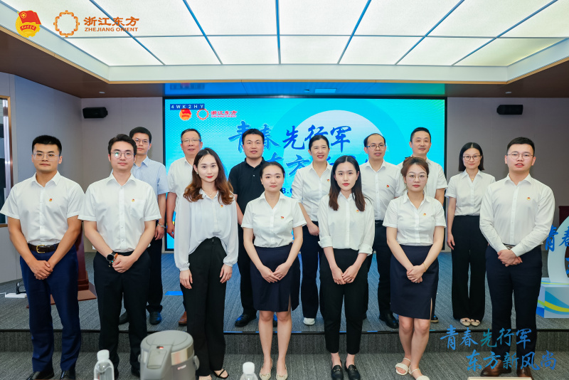 青春先行军 明升mansion88新风尚合影.jpg